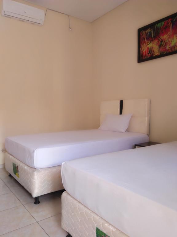DeKa Homestay Mataram Buitenkant foto